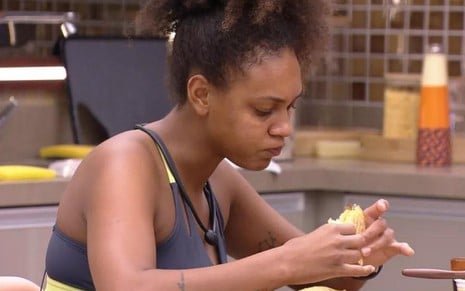 Jessilane Alves come pão na cozinha da Xepa do BBB 22