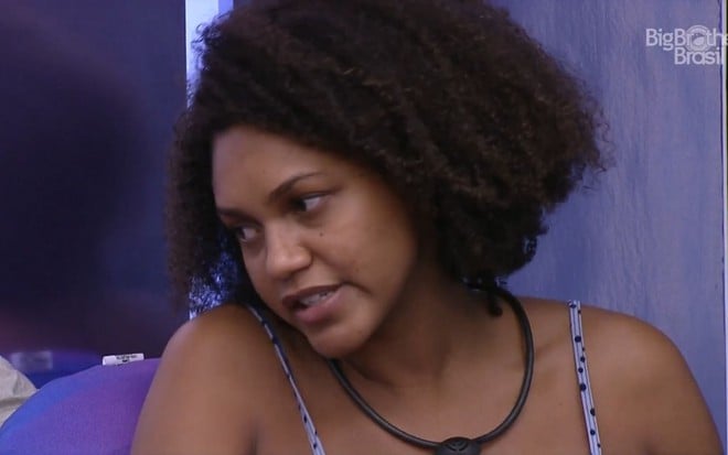 Jessilane Alves no quarto do líder no BBB 22; a bióloga está de camisola e exibe uma expressão de preocupação