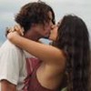 Atores Alnis Guillen e Jesuita Barbosa se beijam em cena de Pantanal