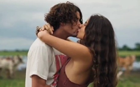 Atores Alnis Guillen e Jesuita Barbosa se beijam em cena de Pantanal