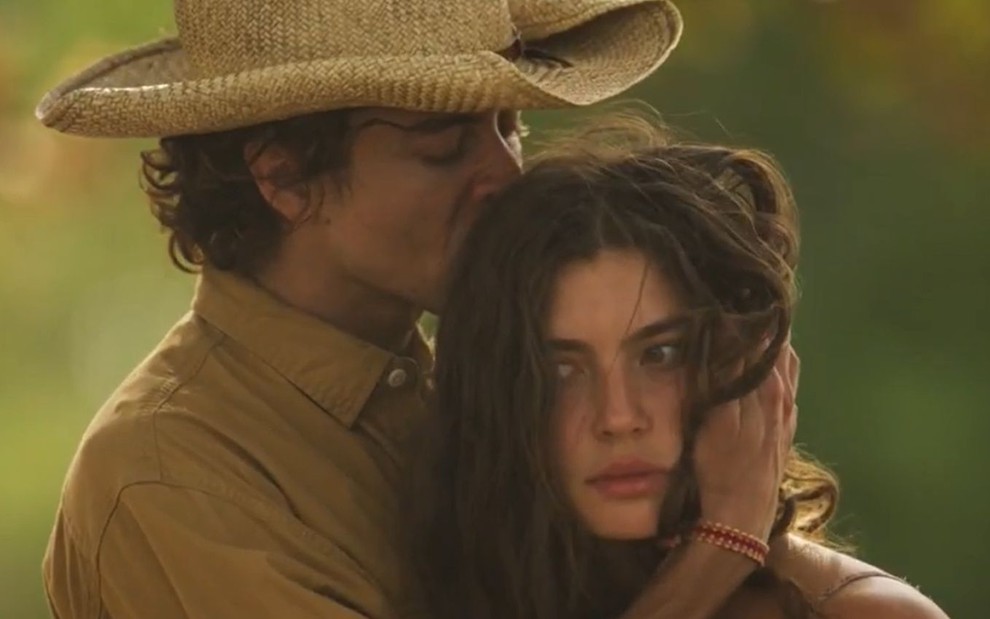 Jove (Jesuita Barbosa) beija a cabeça de Juma (Alanis Guillen) em cena da novela Pantanal