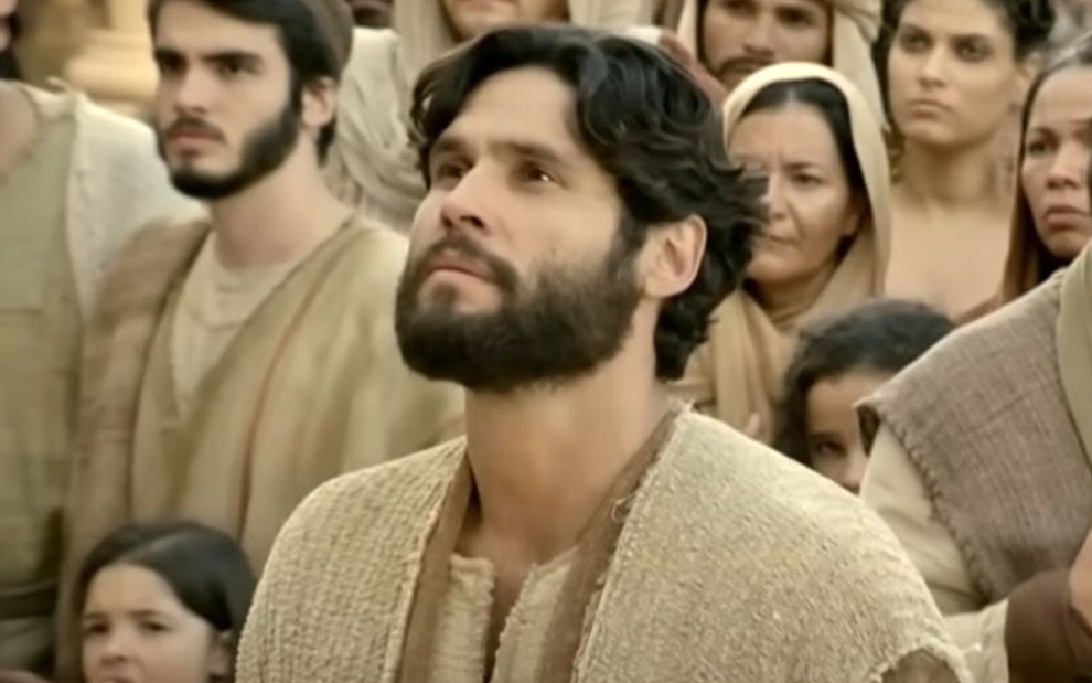 Jesus (Dudu Azevedo) está cercado por uma multidão em cena da novela da Record