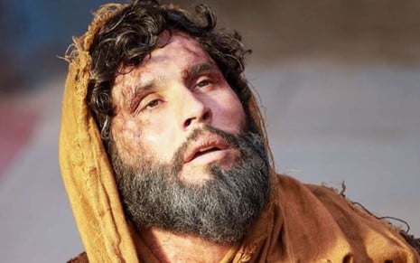 Imagem de Dudu Azevedo como Jesus; ele está em cena de sofrimento