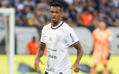 Jô, do Corinthians, joga com uniforme branco com golas pretas