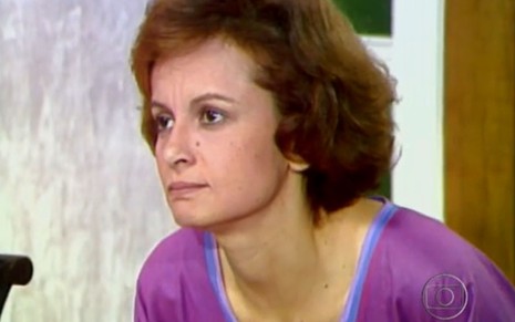Joana Fomm com expressão séria em cena como Yolanda Pratini na novela Dancin' Days (1978)
