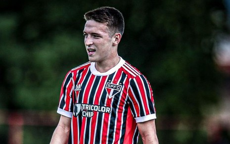 João Adriano, do São Paulo, em campo com uniforme com listras vermelhas, pretas e brancas