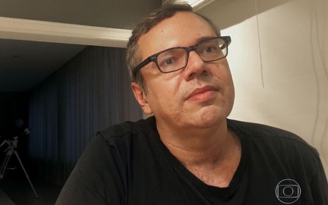 O autor de novelas João Emanuel Carneiro durante participação no Conversa com Bial, na Globo, em 2020; ele está sentado, olhando para o computador com atenção