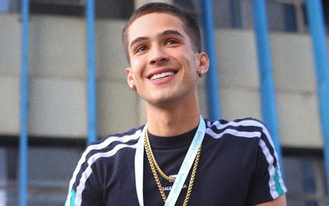 João Guilherme Ávila está sorrindo