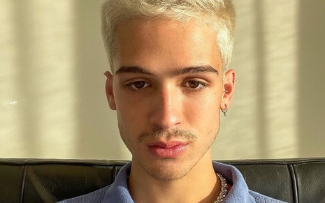 João Guilherme posa com cabelo platinado para foto para o instagram
