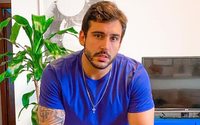 João Hadad em foto publicada no Instagram; ele está com os braços cruzados e veste uma camiseta azul claro