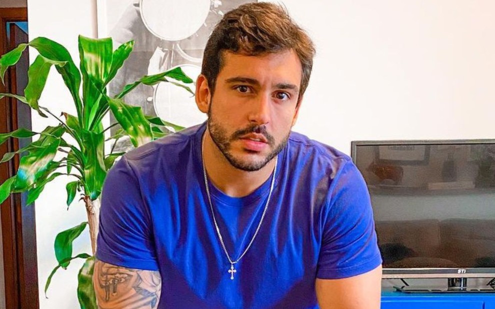 João Hadad em foto publicada no Instagram; ele está com os braços cruzados e veste uma camiseta azul claro