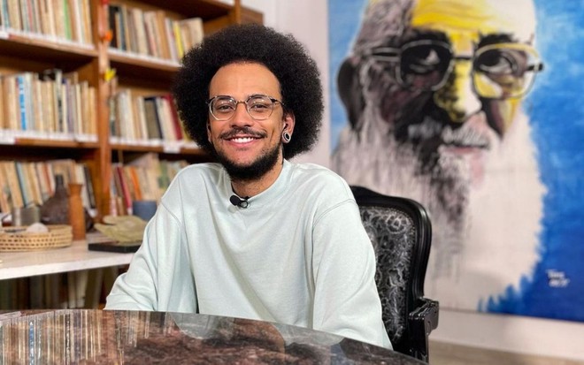 O ex-BBB João Luiz posa para foto no Instituto Paulo Freire