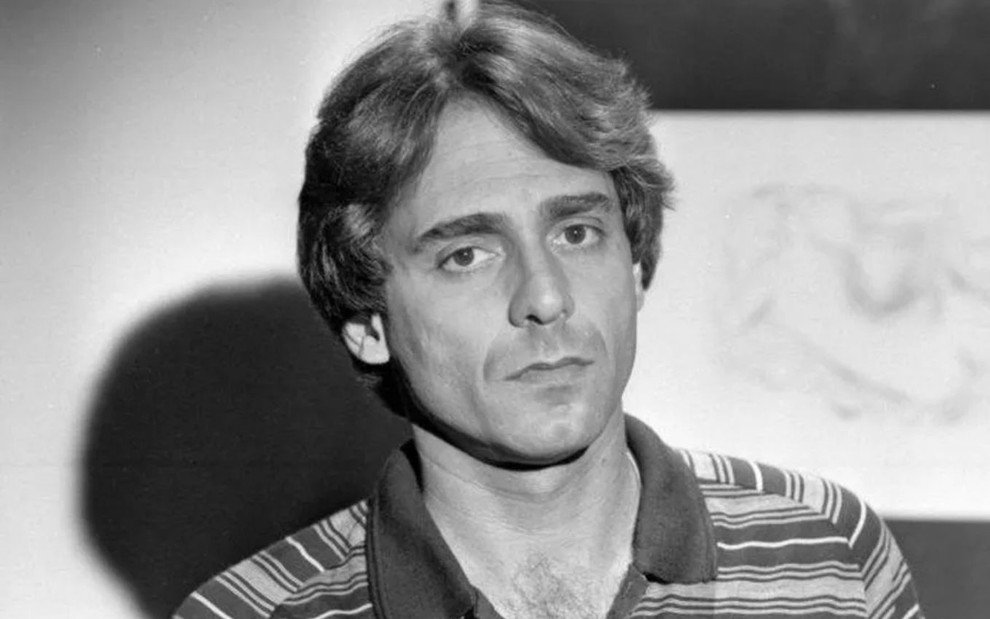 O ator João Paulo Adour (1944-2018) com expressão séria, posa para foto em preto e branco na novela As Três Marias (1980)