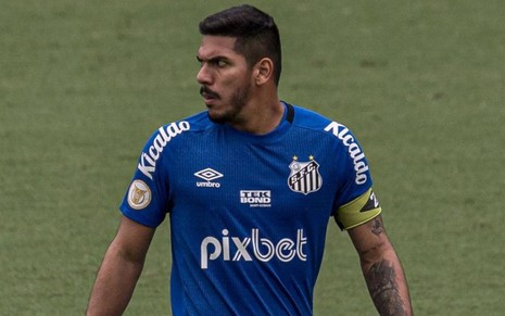 João Paulo, do Santos, em campo pelo clube com uniforme inteiro azul