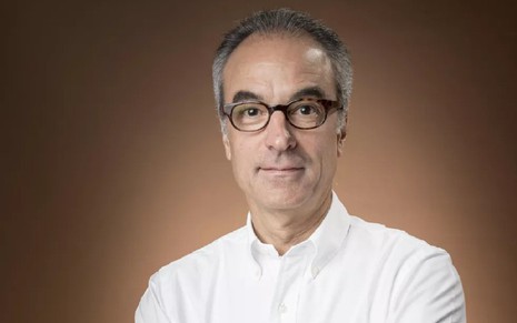 João Roberto Marinho com uma camisa branca e um leve sorrido em uma foto tirada pela Globo