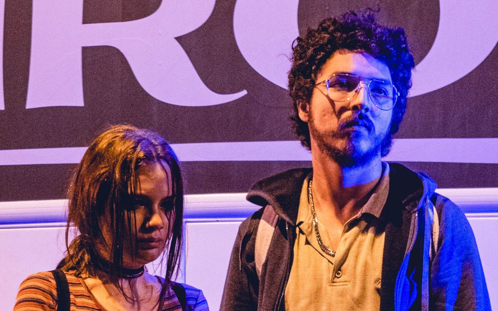 Karize Brum, à esquerda, e João Vitor Silva, à direita, em cena de Impuros