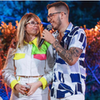 Marília Mendonça usa blusa branca com destaques coloridos ao lado do irmão João Gustavo