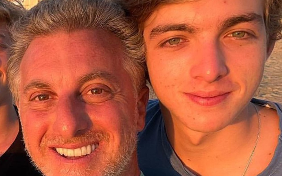 Luciano e Joaquim Huck estão abraçados e sorridentes, em selfie publicada nas redes sociais
