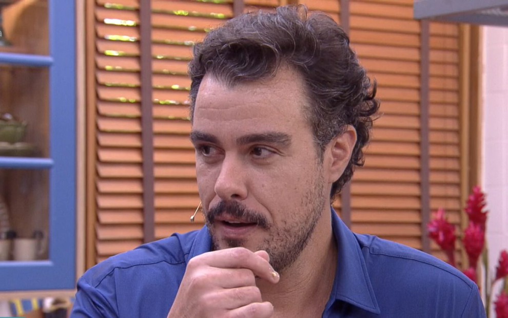 O ator Joaquim Lopes com expressão de tensão no É de Casa