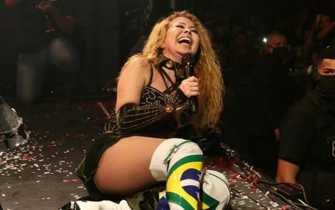 Joelma em palco de show na Bahia