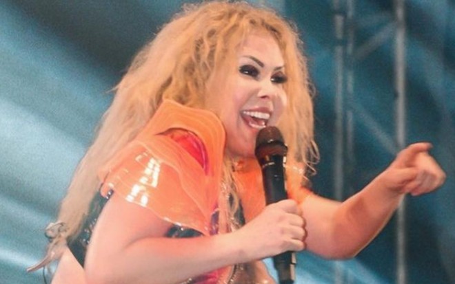 Joelma canta em show