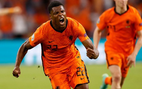 Denzel Dumfries, da Holanda, correndo, usando uma camisa laranja e comemorando gol na Eurocopa: torneio europeu fez o SporTV vencer Viva e Globo News no Ibope