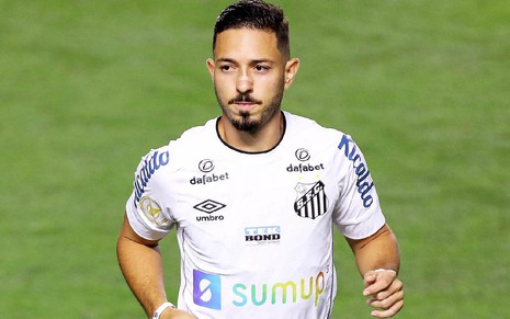 Jean Mota com uniforme branco do Santos com braços acima da cintura em jogo do Santos pelo Campeonato Brasileiro