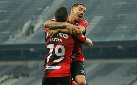 Dois jogadores do Athletico vibram e comemoraram um gol na Arena da Baixada, pelo Brasileirão