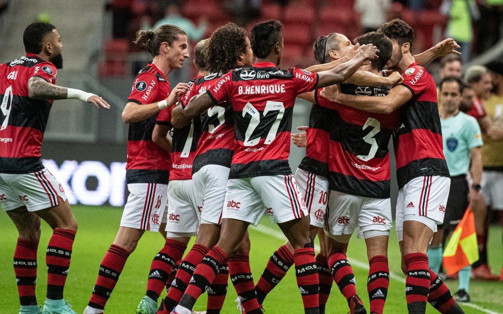 Gabigol, Rodrigo Caio, Bruno Henrique, entre outros jogadores, se abraçam e comemoram um gol do Flamengo em Brasília