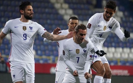 Imagem de quatro jogadores da França durante jogo das Eliminatórias da Copa