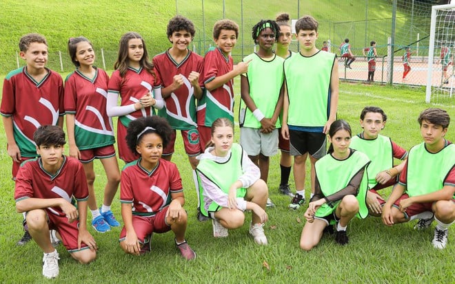 Elenco de A Infância de Romeu e Julieta em campo de futebol