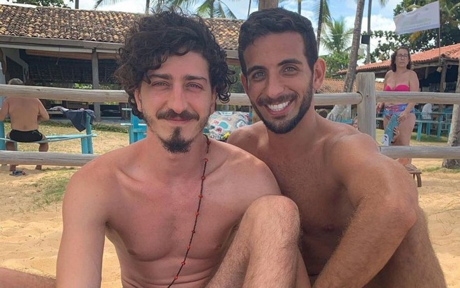 Imagem de Johnny Massaro abraçado ao namorado João Pedro Accioly