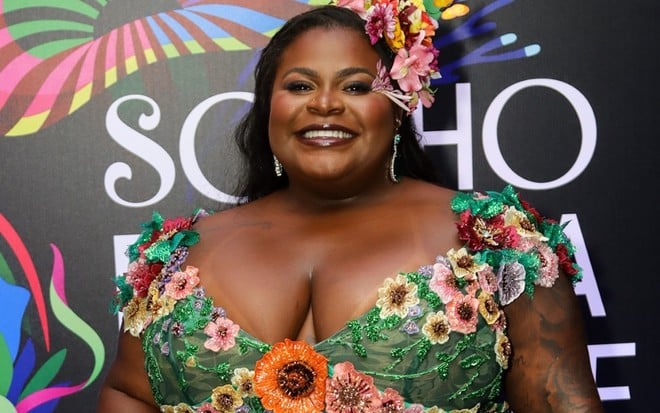 A cantora Jojo Todynho usa vestido verde florido e um arranjo de flores na cabeça