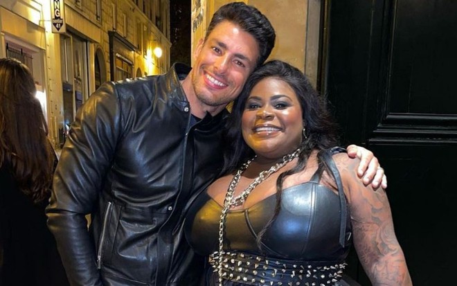 Imagem de Cauã Reymond e Jojo Todynho abraçados em Paris