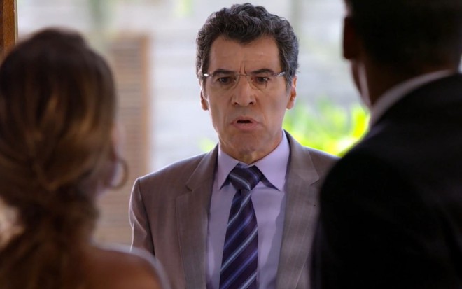 Jonas (Paulo Betti) com cara de espanto; ele olha para Cris (Regiane Alves) e Matias (Marcello Melo Jr.), que aparecem de costas em cena de A Vida da Gente