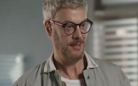 Guilherme Weber grava cena como Jonathan em Cara e Coragem, novela das sete da Globo