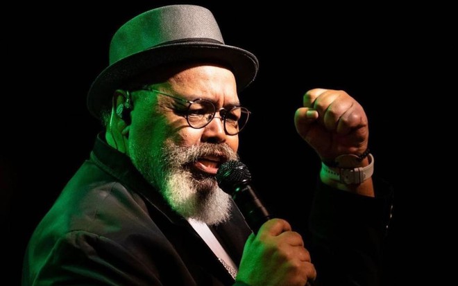 Imagem de Jorge Aragão durante show