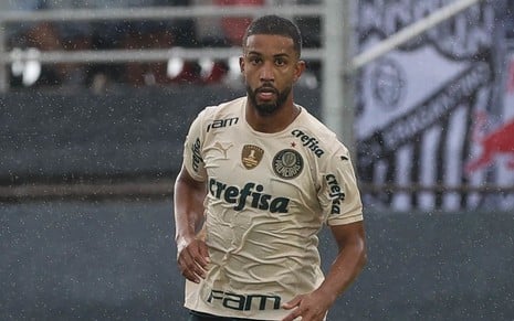 Jorge, lateral do Palmeiras, jogando com uniforme verde claro do clube