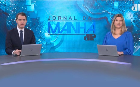 Os âncoras Thiago Uberreich e Adriana Reid na bancada do Jornal da Manhã, da Jovem Pan News