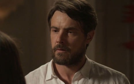 Sergio Guizé com expressão séria em cena como Zé Paulino/José Mendes na novela Mar do Sertão