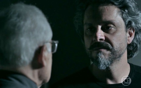 De costas, Silviano (Othon Bastos) encara José Alfredo (Alexandre Nero) em cena da novela Império