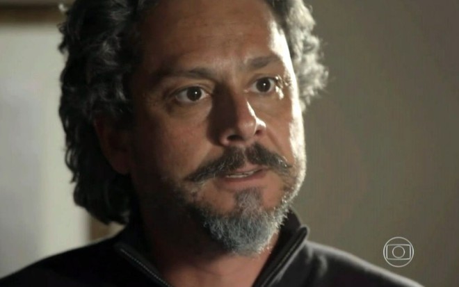 Alexandre Nero com expressão séria em cena como José Alfredo em Império