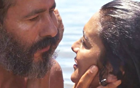 Marcos Palmeira e Dira Paes surgem em rio e se olham em cena de Pantanal