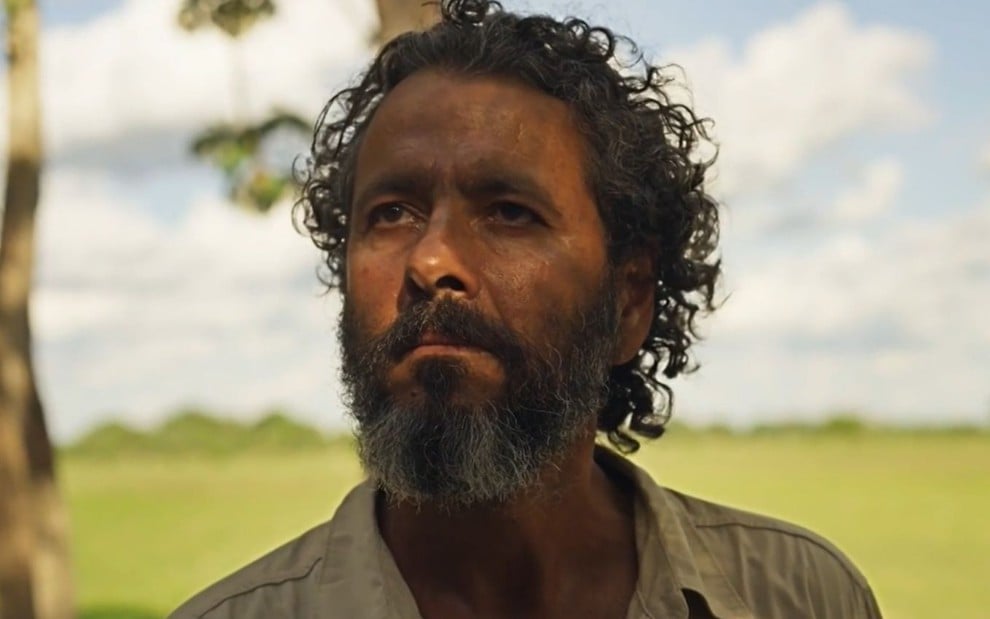 Marcos Palmeira com expressão séria em cena como José Leôncio na novela Pantanal