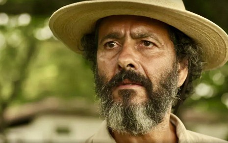 O ator Marcos Palmeira está caracterizado como seu personagem em Pantanal e com expressão de dúvida