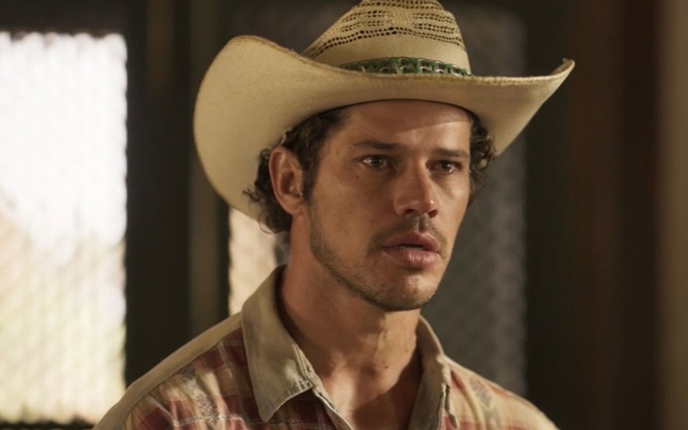 Tadeu (José Loreto) usa chapéu e está com expressão séria em cena da novela Pantanal