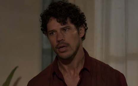 José Loreto está caracterizado como Tadeu na novela Pantanal, da Globo