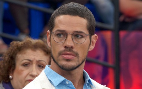 José Loreto durante participação no Altas Horas; ele está de óculos