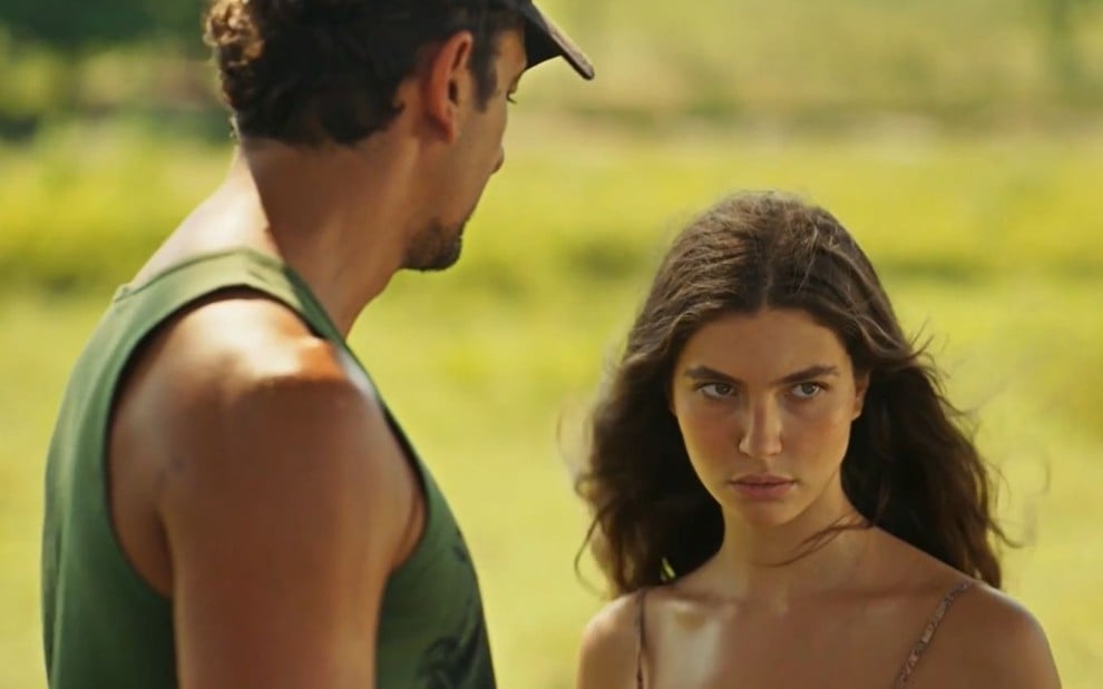 José Lucas (Irandhir Santos) olha para Juma (Alanis Guillen) em cena da novela Pantanal
