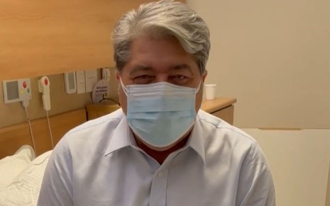 José Luiz Datena usa máscara e está no quarto do Hospital Sírio Libanês